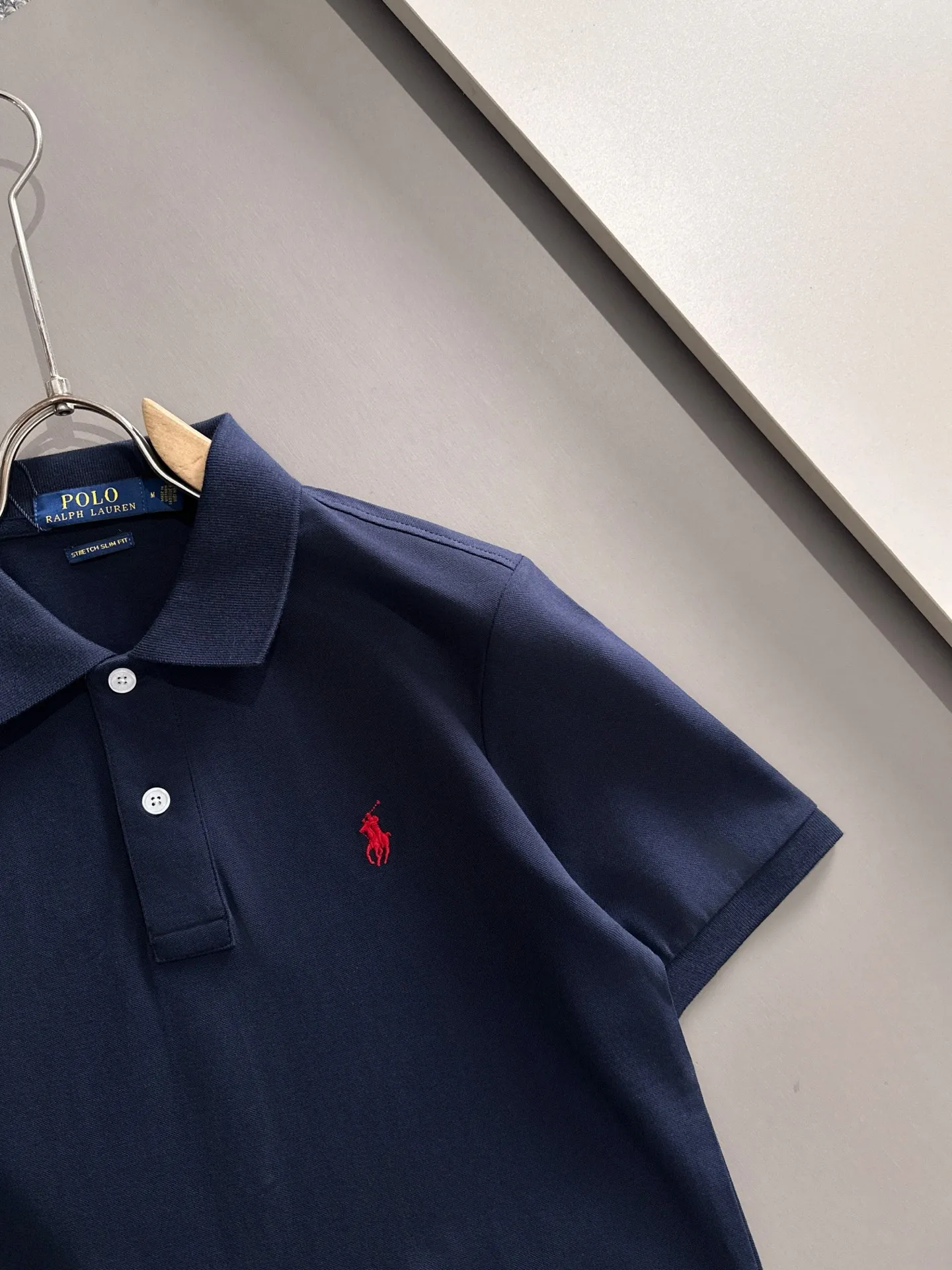 P190 🌸 (Always available) Ralph Lauren [High Quality] Differentiates from ordinary fabrics on the market Men's pure cotton business casual solid color Short-sleeved T-shirt Lapel Polo shirt Men's summer essentials ✔ In a man's wardrobe, polo shirts must occupy an important place! When it comes to polo shirts made of pure cotton, Ralph Lauren is the perfect choice for comfort and quality ✔ The first choice for high quality! Classic basics that will never go out of style! Designed with classic solid colors, each color can easily match various occasions! Made of 240g pure cotton pique fabric, it is skin-friendly, comfortable and has good breathability, making summer wear refreshing and worry-free! The right shoulder style modifies the shoulder shape, enhances the style and temperament, and perfectly fits everyone's needs! Whether it is daily travel or business occasions, it is easy and versatile! The feeling of relaxation is even better. Everywhere you look, there are texture details! There are many colors to choose from, from stable dark colors to dynamic light colors, meeting the needs of different occasions! Exquisite workmanship, the improvement of one's own image is the pursuit of quality of life! , the details of the turning and wiring are also the original factory craftsmanship. Needless to say, the quality is after all, it is something from the original factory... If you like it, don’t miss it! For men, this type of short-sleeved Polo shirt is naturally indispensable!  All three standards are complete! Simple business casual essentials! Color: Black White Gray Royal Blue Size: M-2XL